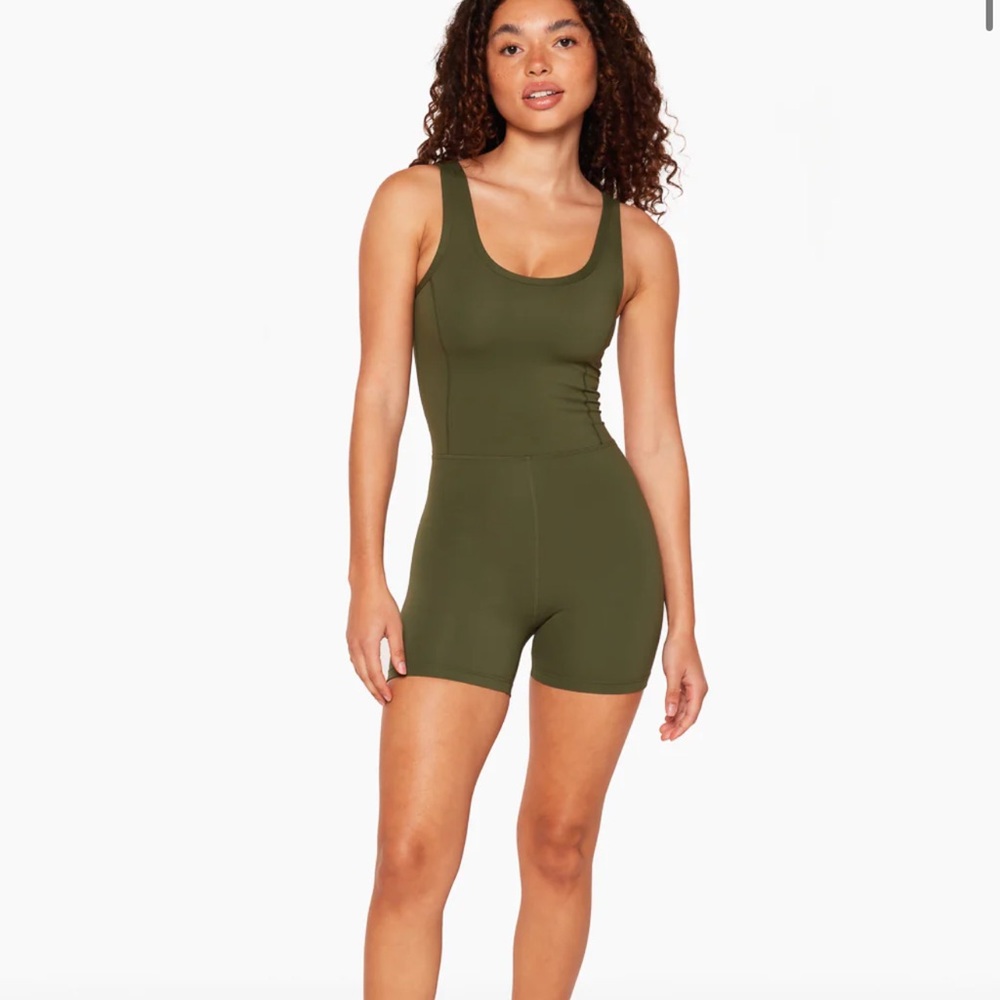 Set active shorty suit jumpsuit. Super cute never been worn!